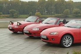 Tři generace Mazdy MX-5 pokrývají uplynulých dvacet let.