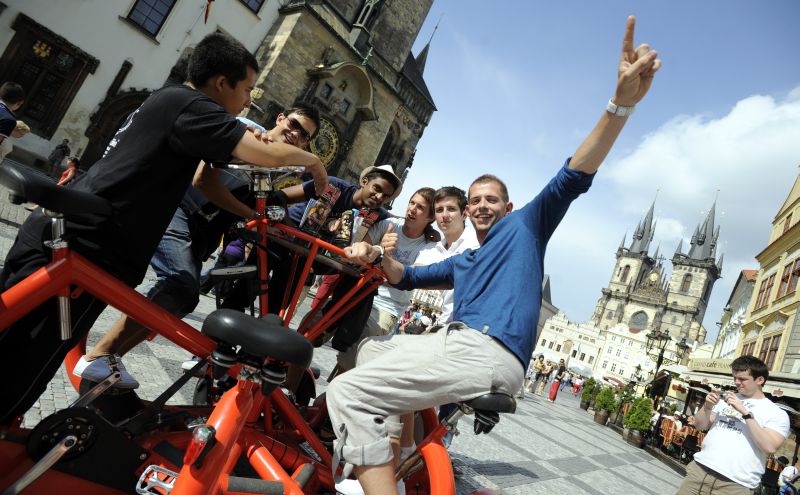 Turisté v Praze. Ilustrační foto.