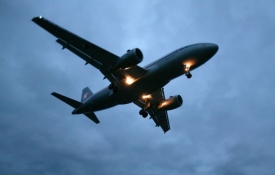 Aerolinky hledají cestu z krize. Snižují kapacity a chtějí propouštět.