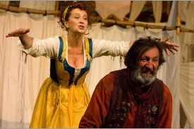 Simona Stašová s Bolkem Polívkou v Shakespearovských slavnostech.