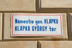 Dvojjazyčn&yacute; n&aacute;zev n&aacute;měst&iacute; v Kom&aacute;rnu.