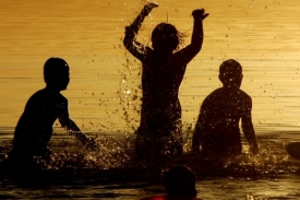Voda, l&eacute;to, koup&aacute;n&iacute;, děti. Ilustračn&iacute; foto.