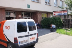 Zraněn&yacute; muž lež&iacute; na traumacentru vinohradsk&eacute; nemocnice.