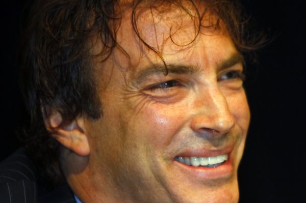 Joe Sakic během tiskové konference, na které oznámil svůj odchod.