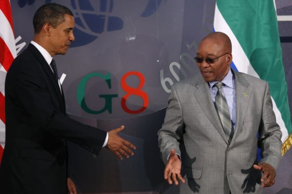 Americký prezident Obama podává ruku jihoafrickému protějšku Zumovi.