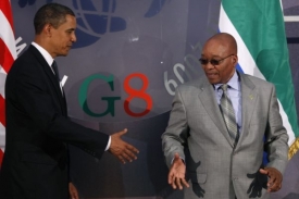 Americký prezident Obama podává ruku jihoafrickému protějšku Zumovi.