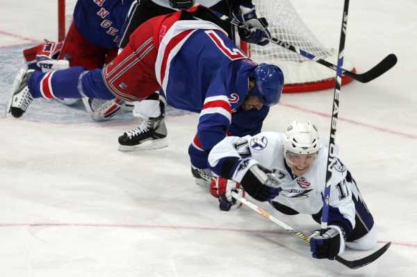 Radim Vrbata padá po zákroku obránce Rangers. Radim Vrbata padá po zákroku obránce Rangers.