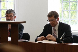 Petr Hinterholzinger, &uacute;steck&yacute; &scaron;&eacute;f drah, na lavici obžalovan&yacute;ch.