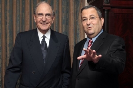 Vyslanec USA George Mitchell s irzaelským ministrem Ehudem Barakem.