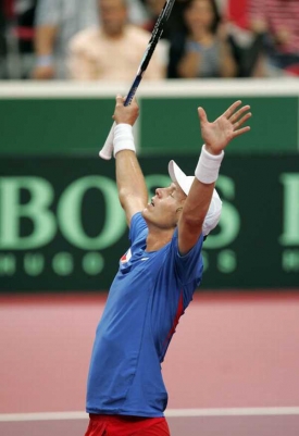 Vyčerpaný a šťastný Berdych po několikahodinové bitvě. Vyčerpaný a šťastný Berdych po několikahodinové bitvě.