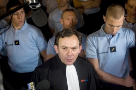 Pr&aacute;vn&iacute;k sedmadvacetičlenn&eacute;ho gangu Francis Szpiner.
