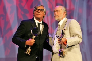 John Malkovich a Jiří Bartoška při závěrečném večeru.