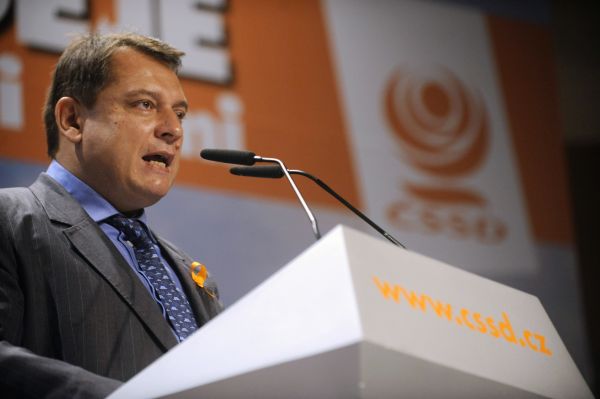 Kdyby šéf ČSSD s velvyslancem komunikoval, vyhnul by se spekulacím.
