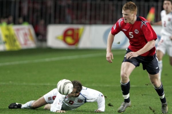 John Arne Riise (vpravo)