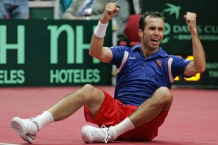 Radek Štěpánek právě vybojoval třetí rozhodující bod.