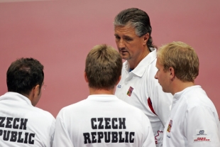 Kapitán českého týmu Jaroslav Navrátil udílí rady.