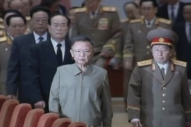 Kim se sv&yacute;mi soudruhy. Znaj&iacute; jeho zdravotn&iacute; stav?