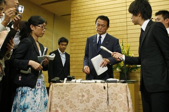 Japonský premiér s novináři v oficiální rezidenci šéfa vlády.