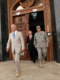 Velvyslanec Hill s viceprezidentem Joe Bidenem.