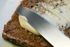 Margarín si lidé mažou na chleba již téměř půldruhého století. Margarín si lidé mažou na chleba již téměř půldruhého století.