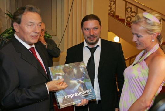 I Petr Kolář s manželkou dali mistrovi knihu o umění.