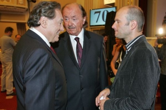 Slavnostním večerem bude provázet Dalibor Gondík se svojí sestrou.