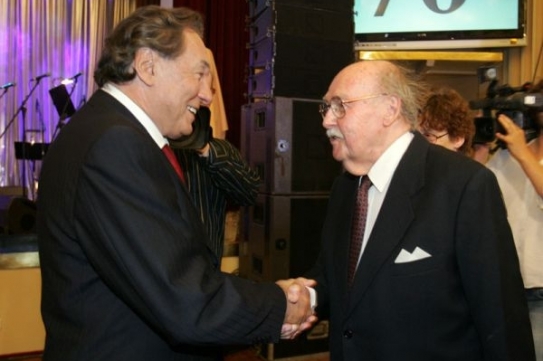 Lubomír Lipský gratuluje oslavencik sedmdesátinám.