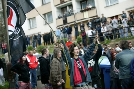 Rostoucí extremismus. Jeden z často uváděných důvodů emigrace.