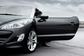 Sériový Peugeot RCZ se zatím odkryl jen napůl.