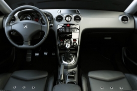 Interiér konceptu 308 RCZ už před dvěma roky působil jako sériový.