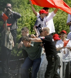 Policie v Bratislavě zas&aacute;hla proti zast&aacute;ncům lidsk&yacute;ch pr&aacute;v.