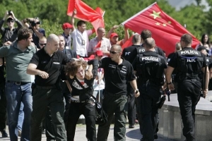 Slovensk&aacute; policie se s demonstranty nemazlila.