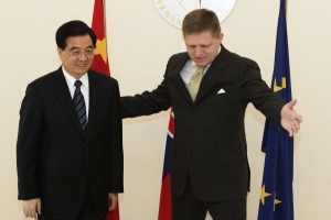 Premi&eacute;r Fico v&iacute;tal prezidenta Chu Ťin-tchaa s otevřenou n&aacute;ruč&iacute;.