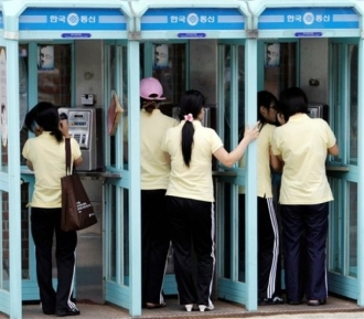 Severokorejci ve stejnokroji Hanawonu trénují telefonování.