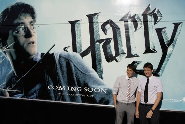 Premiéra filmu ve Španělsku: na fotce herci James a Oliver Phelpsovi. 