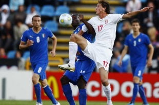 Nemanja Matič (v bílém), nejspíš nová posila fotbalistů Chelseda.