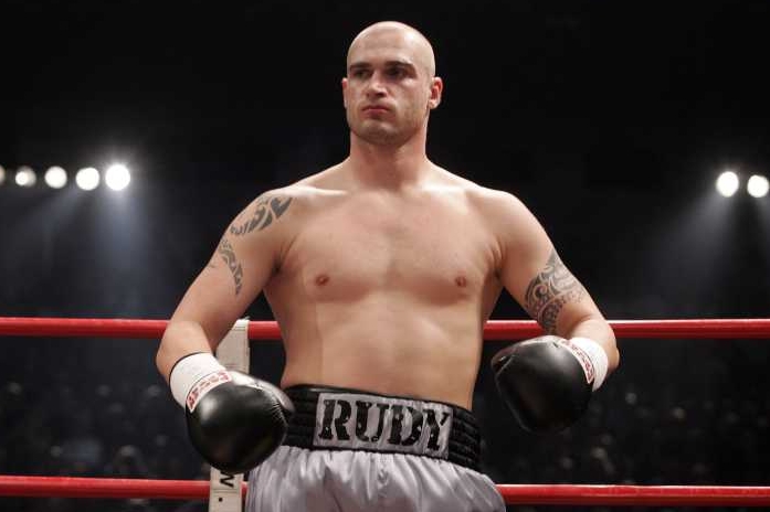 Boxer Rudolf Kraj. Rukavice už takřka nenavléká.