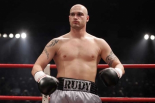 Boxer Rudolf Kraj. Rukavice už takřka nenavléká.