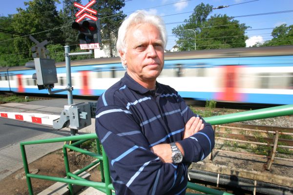 Starosta Chuchle Stanislav Fresl stále věří, že lidé po mostu touží.