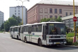 MHD má zmírnit dopravní zácpy. Městem denně projedou tisíce aut.
