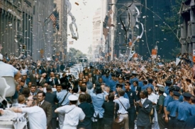 Amerika si národní úspěch dovede užít (na snímku vítání astronautů).