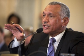 Charles Bolden patří k zastáncům pilotovaných letů do vesmíru.