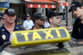 Strážníci se rozhodli taxi odtáhnout, to vyvolalo potyčku.