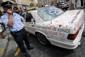 Magistrát nechal místa pro taxikáře přemalovat na invalidy.