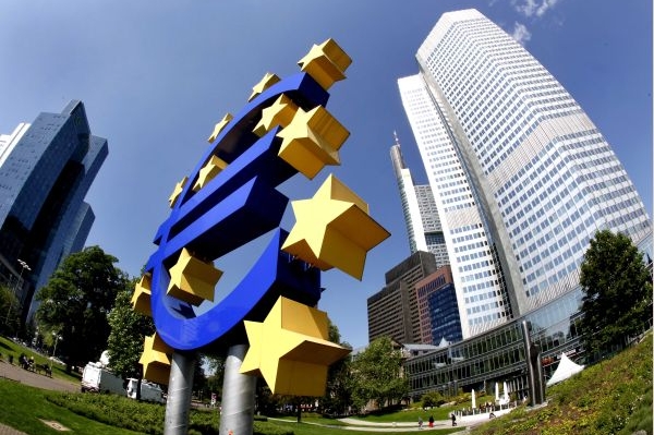 Evropská komise chce bankám zpřísnit pravidla.