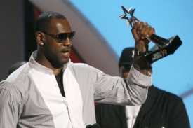 LeBron James je sice hvězda, por&aacute;žky v&scaron;ak přij&iacute;m&aacute; stěž&iacute;.