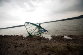 Máchovo jezero letos láká zatím méně než loni.