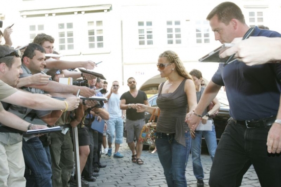 Fanoušci zpěvačku vítají v centru Prahy.