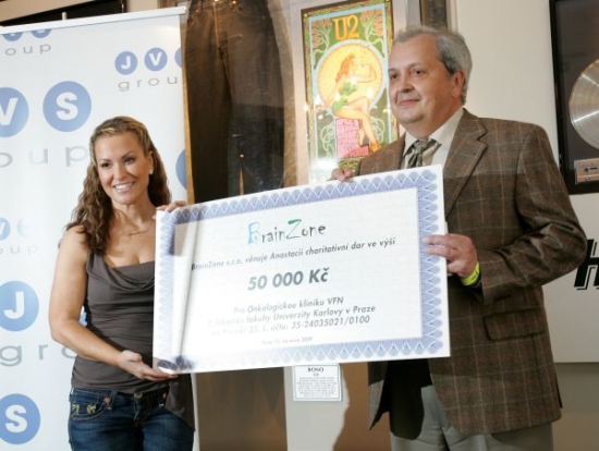 Anastacia předala šek v hodnotě 50 tisíc korun Lubošovi Petruželkovi.