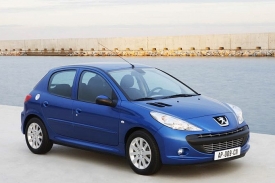 Peugeot 206+ se protáhlými světlomety přiblížil modernější 207.